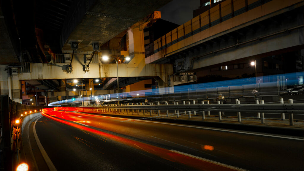 pista nocturna con luces de colores