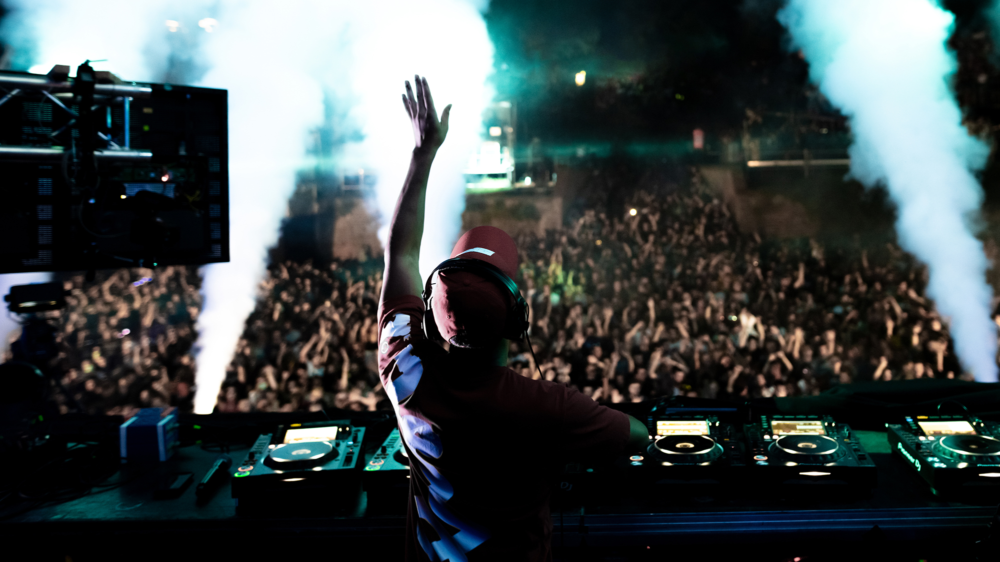 dj hombre dando un concierto