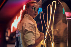 mujer con gafas en un fondo de luces por la noche