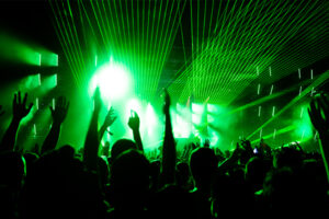 personas a contraluz en concierto con luces verdes