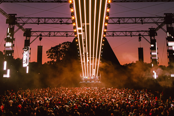 Personas en un festival de música lleno de luces por la noche
